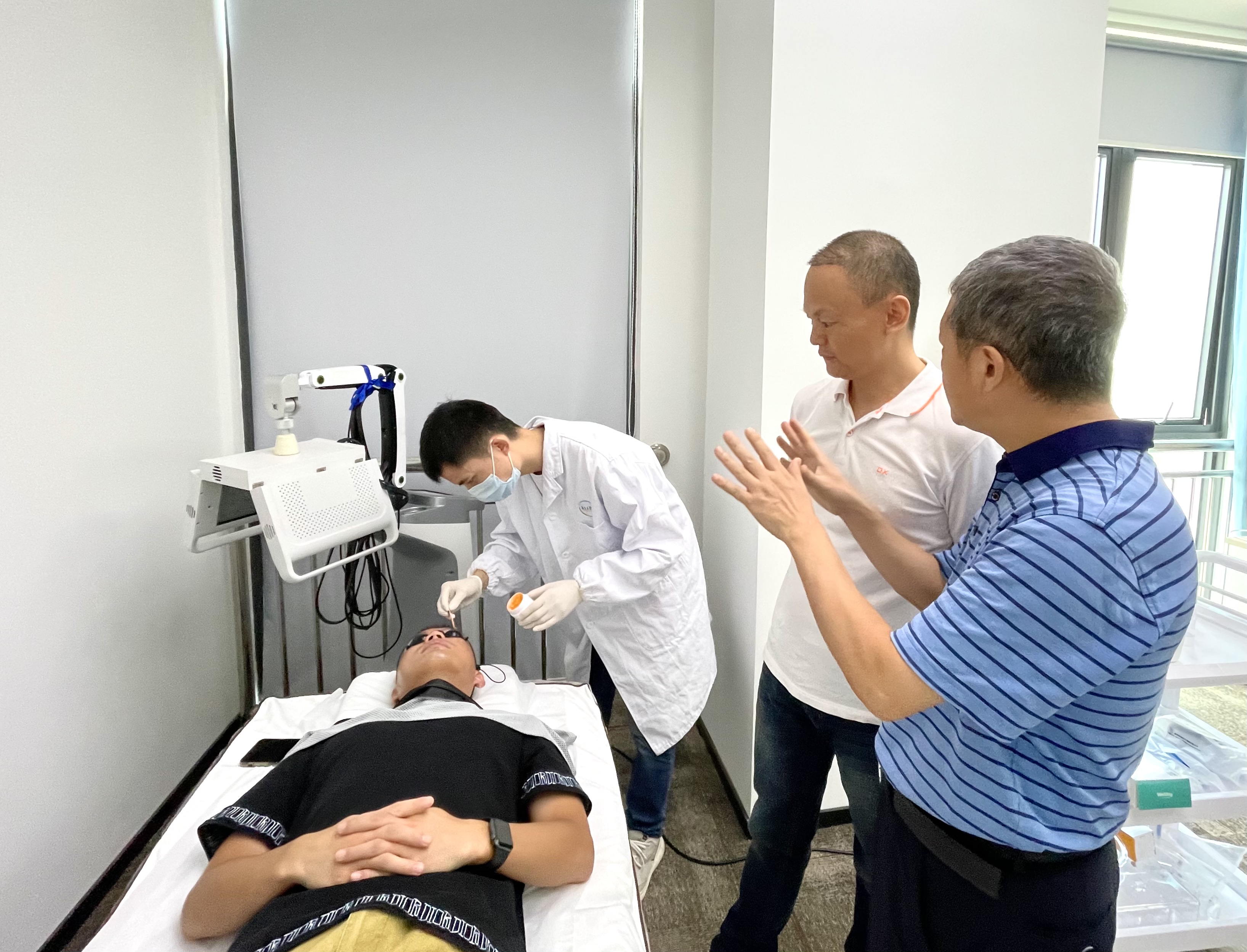 參觀做治療.jpg 參觀做治療.jpg