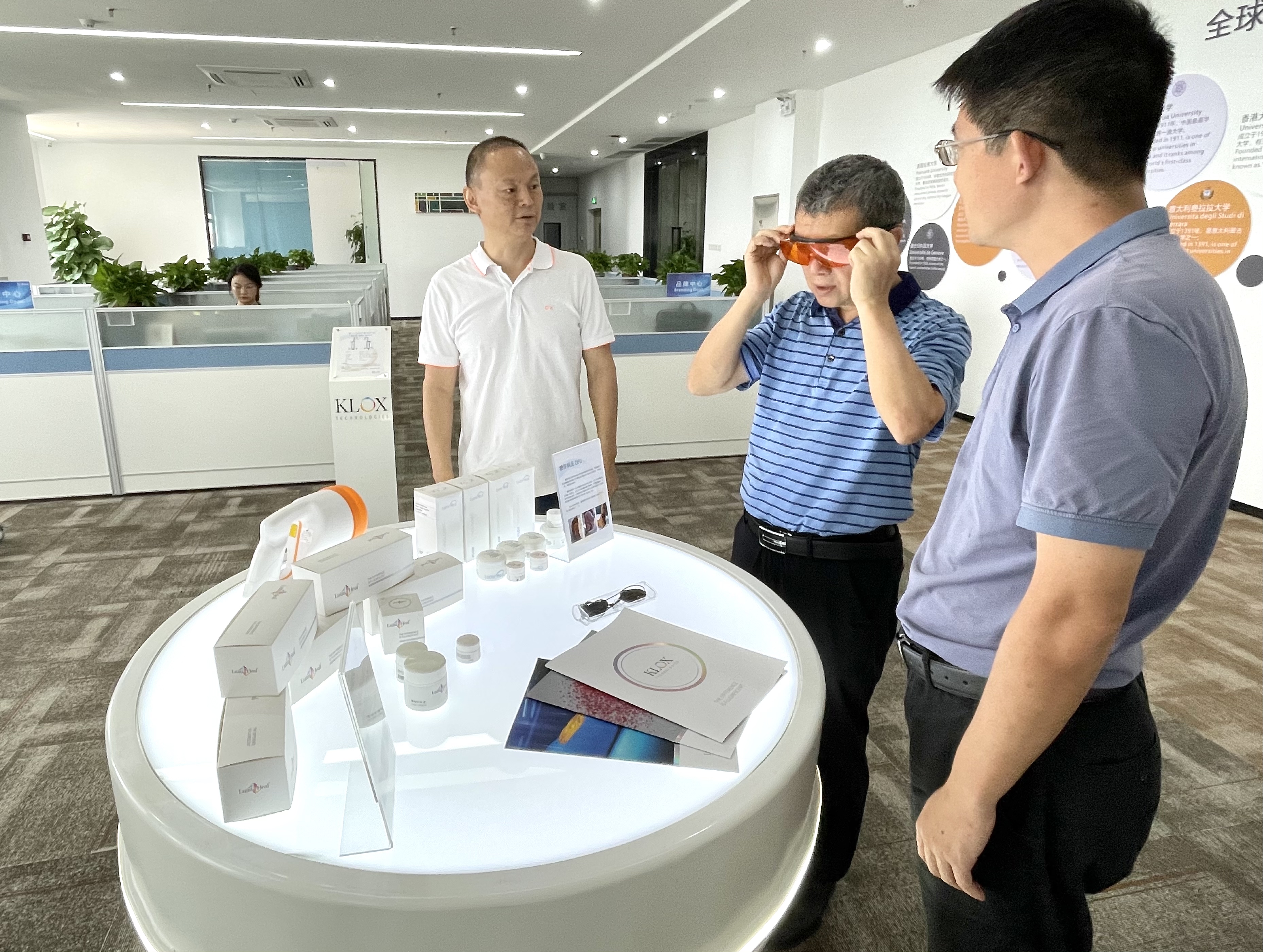 參觀產(chǎn)品.jpg 參觀產(chǎn)品.jpg